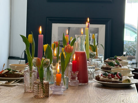 Brunchtafel met tulpen, kaarsen en vers fruit bij In Den Hendrick, Den Haag