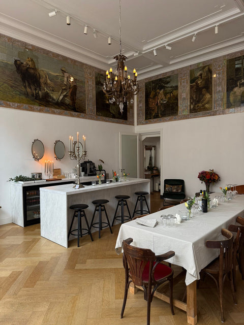 Ontvangstruimte met bar en lange tafel bij In Den Hendrick Den Haag