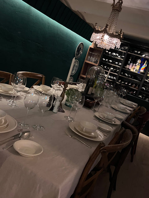 Gedekte dinertafel met linnen in de wijnkelder van In Den Hendrick, Den Haag